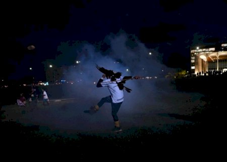 Câmara afirma que cerca de mil indígenas invadiram o gramado do Congresso e romperam barreira policial