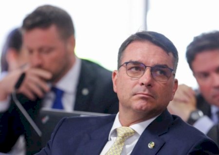 Políticos de direita criticam camiseta vermelha da seleção