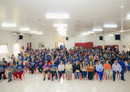 Integrantes de serviços sociais recebem chocolates e celebram união