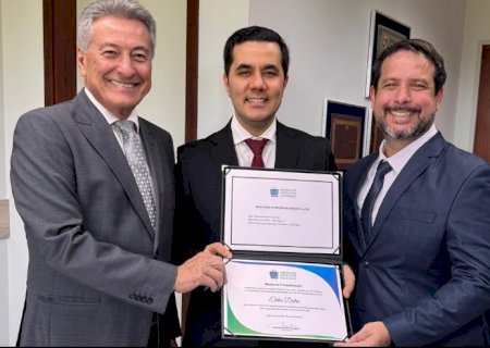 Hashioka entrega moção de congratulação ao Cartório do 5º Ofício Cidade Morena