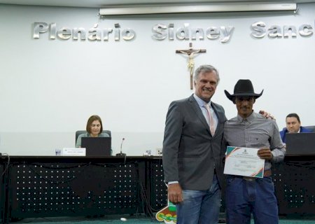 Oito segundos de glória: peão de Nova Andradina vence rodeio e recebe homenagem