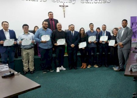Vereador homenageia Escola do Legislativo pelo pioneirismo e premiação estadual