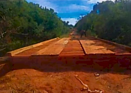 Ponte sobre córrego é reconstruída após pedido de Zé Teixeira
