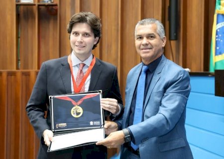 Zeca do PT homenageia advogado tributário e ativista jurídico em sessão solene da Alems