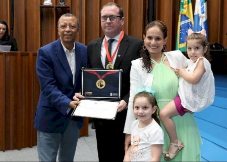 Hashioka homenageia atuante criminalista em sessão solene da Assembleia Legislativa