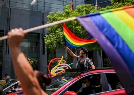 Cardeal pede que Leão XIV revogue bênção gay de Francisco