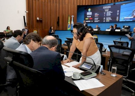 Deputados votaram dez propostas na primeira sessão da semana