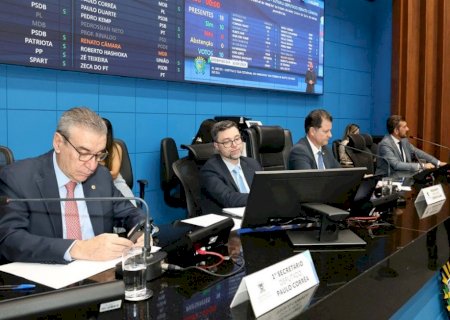Na primeira sessão da semana, deputados votam seis projetos