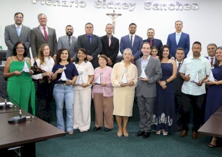 Câmara de Nova Andradina presta homenagem a professores em sessão solene