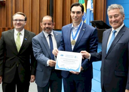 Rodrigo Perez é homenageado como “Administrador Emérito' no Jubileu de Diamante da Administração em Mato Grosso do Sul