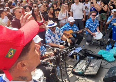 UNE faz roda de samba na Paulista para celebrar Bolsonaro na prisão