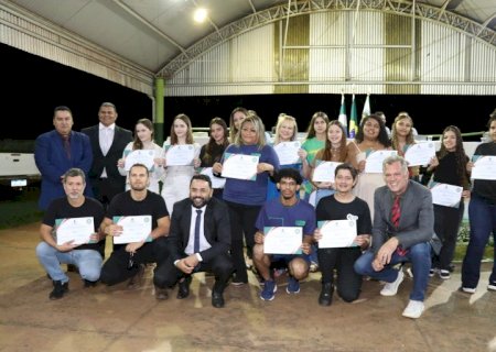 Projeto que  fortalece a democracia e aproxima a juventude das instituições públicas recebe homenagem dos vereadores