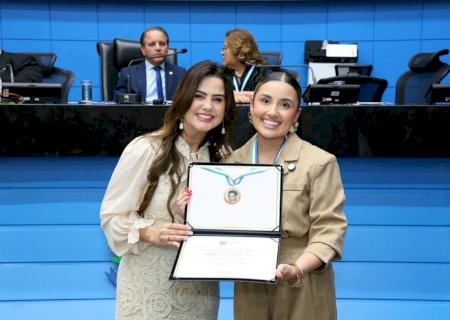 Em solene, odontóloga campo-grandense é homenageada por Hashioka com medalha e diploma