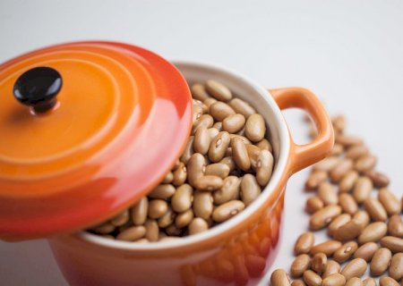 Oferta de feijão prevalece e preços seguem em queda