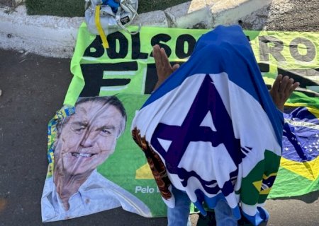 Apoiadores de Bolsonaro oram em frente à sede da PF e pedem anistia