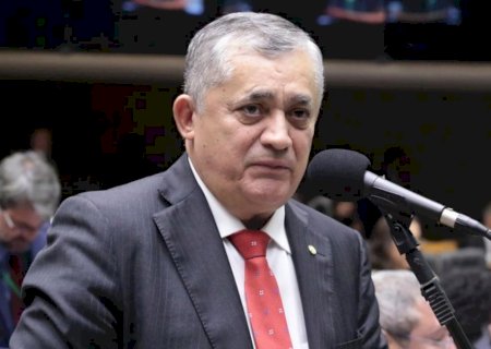 Líder do governo diz que confusão na família Bolsonaro ajuda Lula