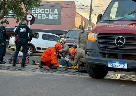 Motociclista é socorrido após colisão com Fiat Toro em cruzamento de Nova Andradina