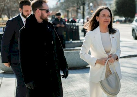 Venezuelana María Corina Machado entrega seu Nobel da Paz a Trump