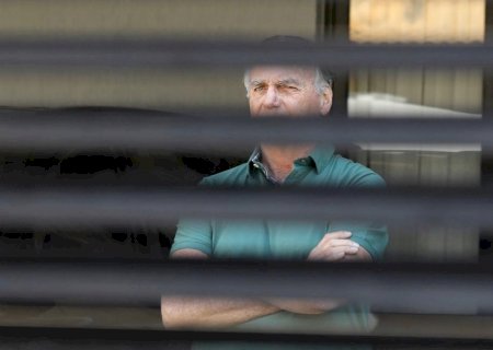 Moraes manda Bolsonaro explicar atividades de cada profissional em sua prisão domiciliar