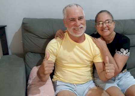 Ao lado da esposa, paciente de Nova Andradina, que passou pela 1ª cirurgia de Parkinson pelo SUS em MS, abre o coração durante entrevista