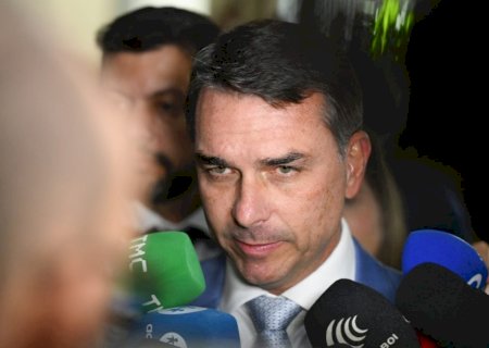 Flávio Bolsonaro tenta derrubar post que o chama de corrupto, mas juíza nega
