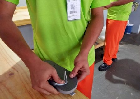 Com mão de obra prisional, Penitenciária de Dourados produz chinelos para internos sem assistência familiar
