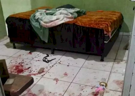 'Nunca mais você bate na minha mãe': Adolescente esfaqueia padrasto no pescoço para defender a mãe