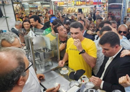 Flávio Bolsonaro vê 'perseguição' em operação contra ONG de produtora