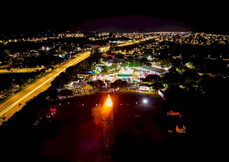 Queima da tradicional fogueira e show de Danilo e Davi marcam encerramento da 42ª Fejuna