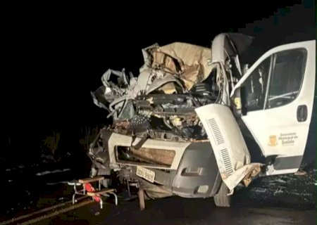 Acidente entre caminhão, caminhonete e ambulância deixa 2 mortos