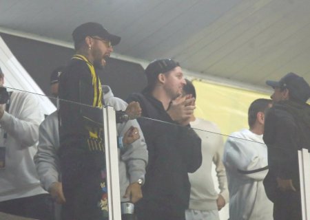 Neymar provoca torcedor na Vila: “Sem joelho jogo melhor que todo o seu time'