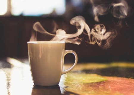 Beber chá ou café menos quente pode reduzir risco de câncer de esôfago, sugere estudo