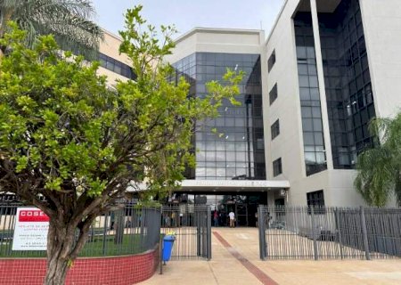 Paciente fica 4 horas molhada de urina e hospital é condenado a pagar R$ 15 mil