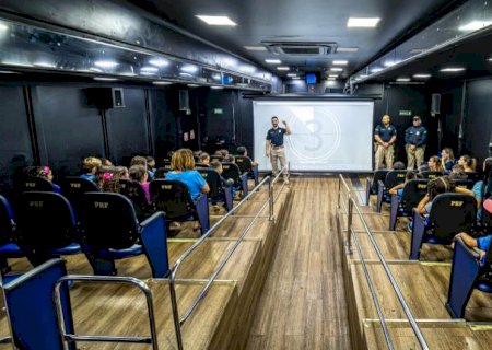 Carreta Cinema da PRF leva educação para o trânsito a alunos de Batayporã