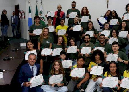 Nova Andradina - Artistas e produtores locais recebem aplausos e homenagem por sucesso de “O Auto da Compadecida'