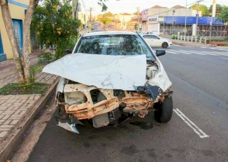 Sob efeito de álcool, motorista atinge moto e deixa condutor gravemente ferido