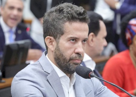 Advogada de Flávio Bolsonaro diz que TSE não identificou fake news no 'Exército do Lula' porque Janones apagou mensagens
